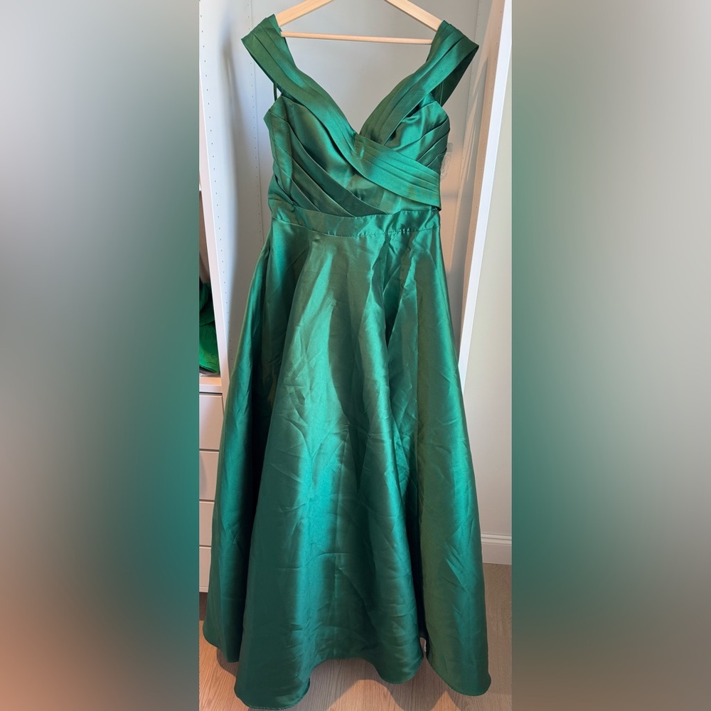 Emerald Green Maxi Dress with V-Neck Pleated Bodice